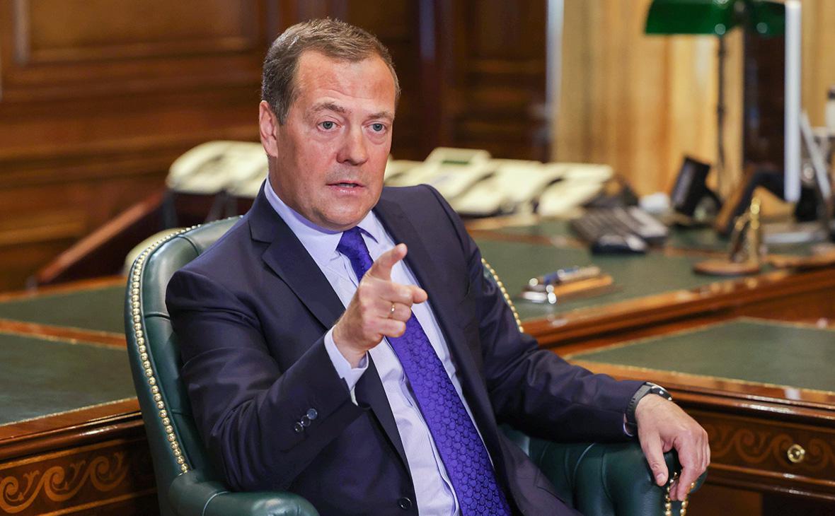 Медведев призвал ЕС быстрее запретить выдачу виз россиянам"/>













