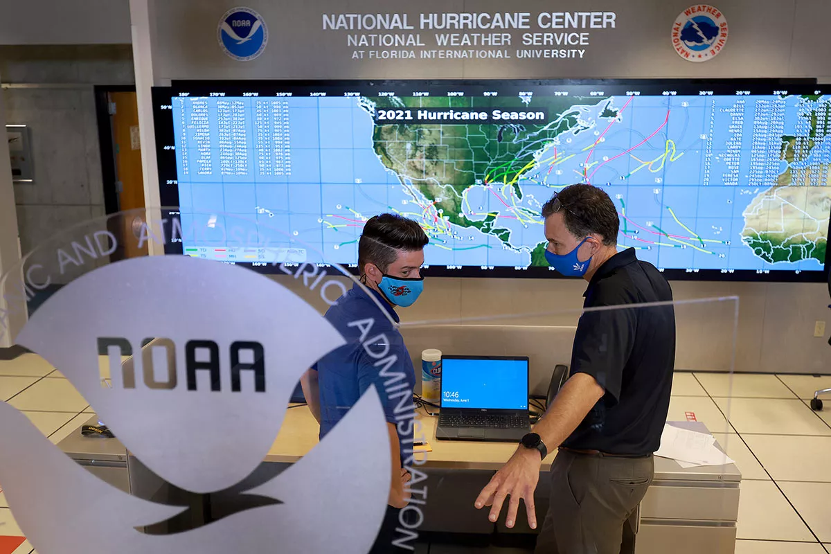1 июня 2022 года. Специалисты Национального центра ураганов в Майами, США, обсуждают возможности развития тихоокеанского шторма «Агата» в Мексиканском заливе