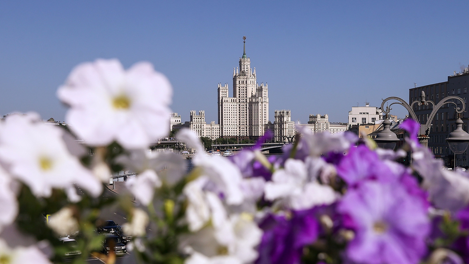 Вид жилой дом на Котельнической набережной