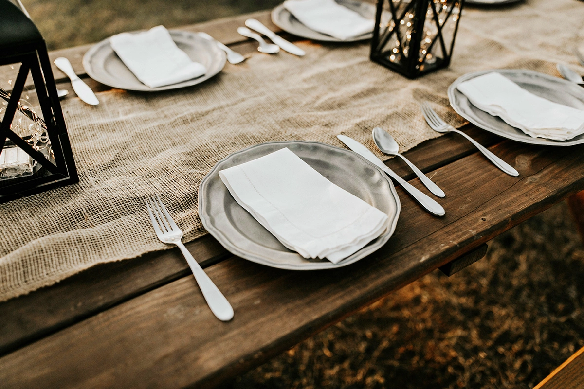 Outdoor-ужины — это не просто новый формат fine dining, а глобальный тренд, вдохновивший самых смелых шеф‑поваров мира, от Джима Деневана до Владимира Мухина