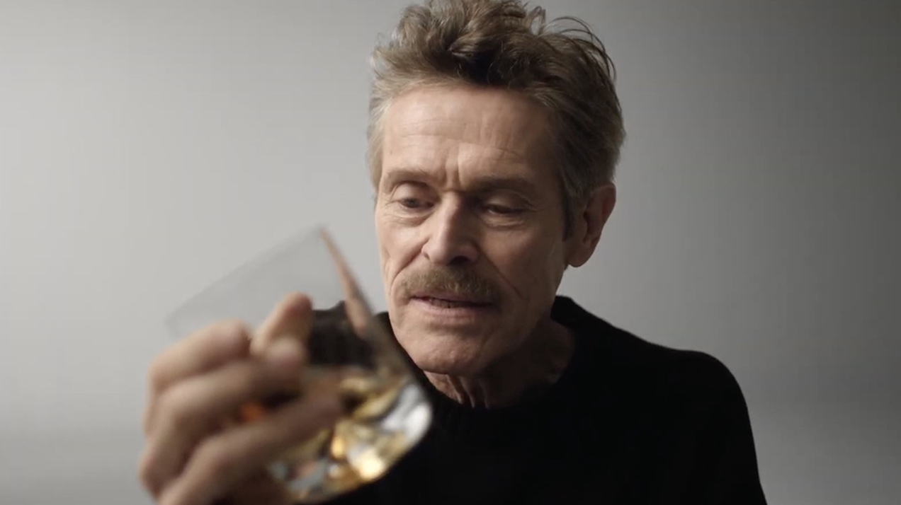 Уиллем Дефо попытался сыграть вкус виски