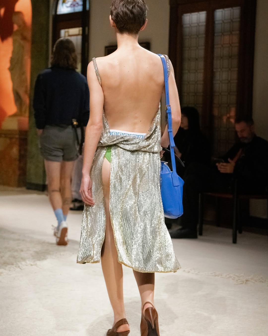 Показ Versace, весна-лето 2026