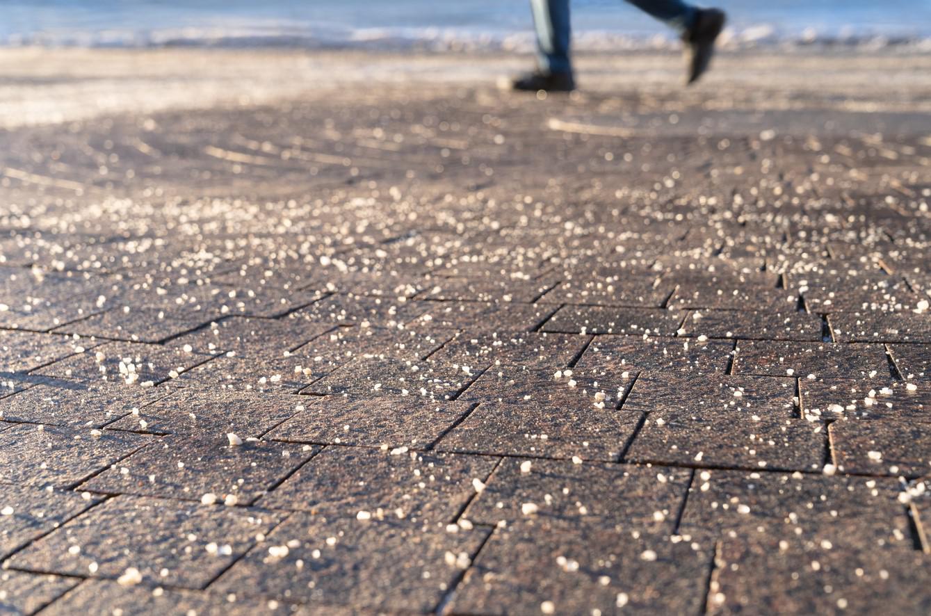 Эффективный способ, но менее экологичен в плане воздействия на растения и почву