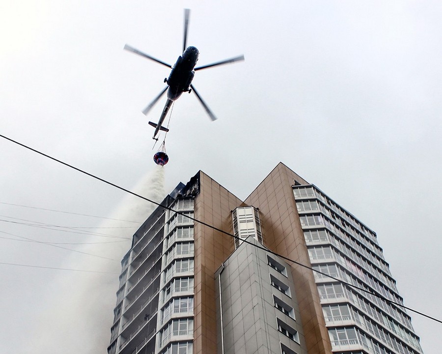 Тушение пожара в высотном доме в Красноярске