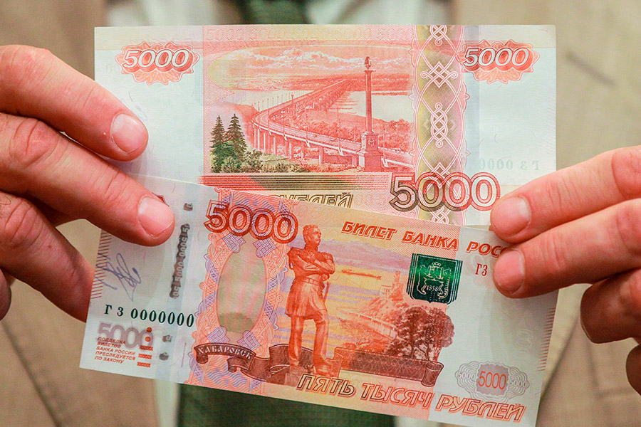 Самой крупной по номиналу в России остается купюра достоинством 5000 руб. Она была введена в обращение 31 июля 2006 года, в течение следующих 11 лет новых рублевых банкнот в России не появлялось.​
