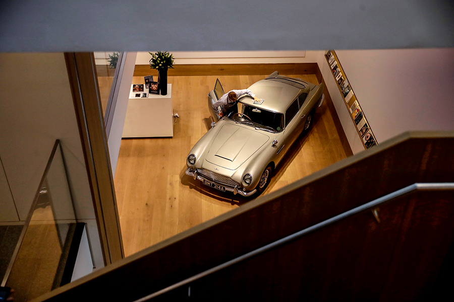 Тремя годами ранее, в 2010 году, за те&nbsp;же&nbsp;$4,6 млн был продан Aston Martin DB5, на котором в 1960-х годах в двух фильмах о Джеймсе Бонде ездил сыгравший спецагента Шон Коннери
