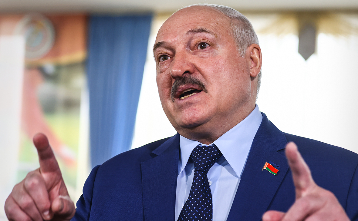 Лукашенко сообщил о задержании своего лечащего врача за взятки"/>













