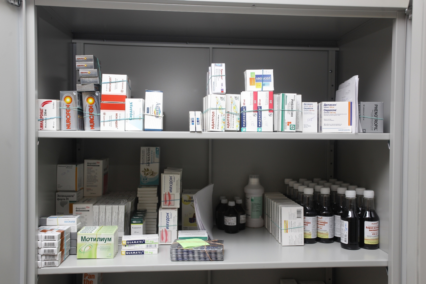 Лс в наличии. Шкаф для лекарств. Полки для лекарственных препаратов. Места хранения в аптеке. Лекарственные препараты в аптеке.