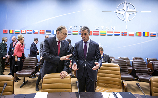 Генеральный секретарь НАТО Андерс Фог Расмуссен ( справа) и заместитель генерального секретаря НАТО Александр Вершбоу в штаб-квартире НАТО в Брюсселе