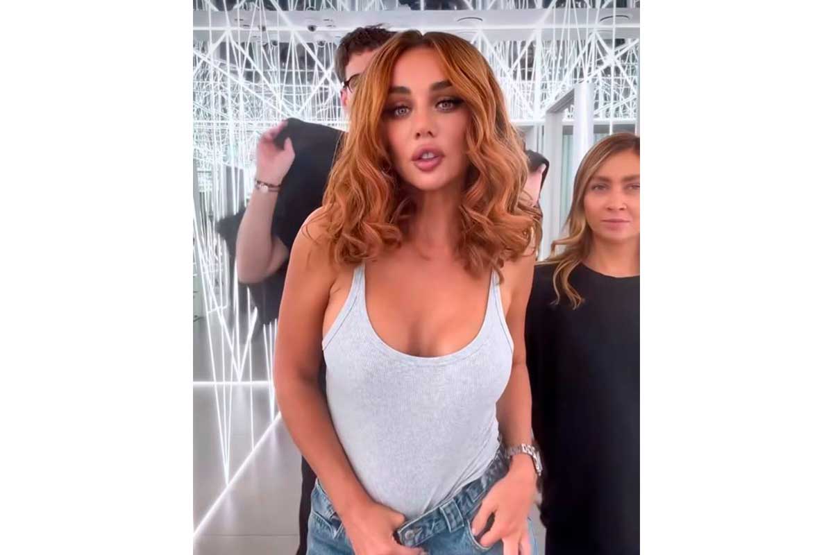 Анна Седокова өзін суретке түсіреді