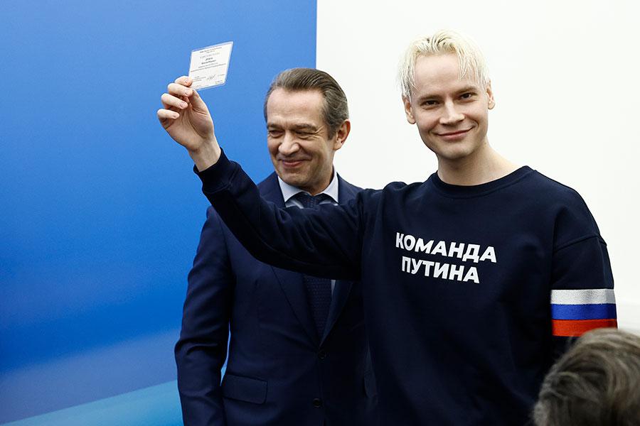 Певец Shaman (Ярослав Дронов) и Владимир Машков (слева направо) во время вручения удостоверения доверенного лица Владимира Путина в центральном избирательном штабе, январь 2024 года
