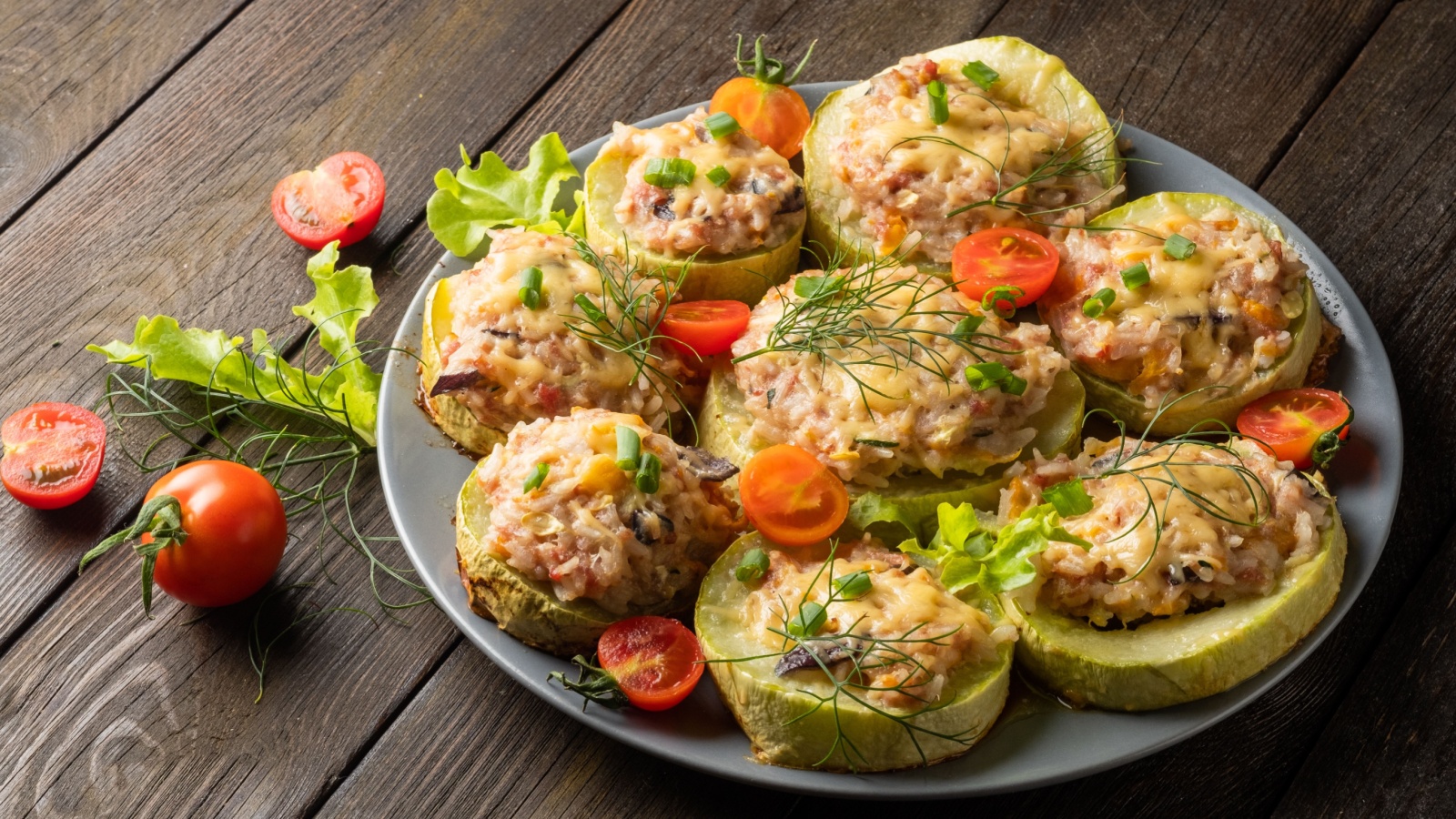 Кабачки с фаршем сочетаются с любым легким гарниром или салатом