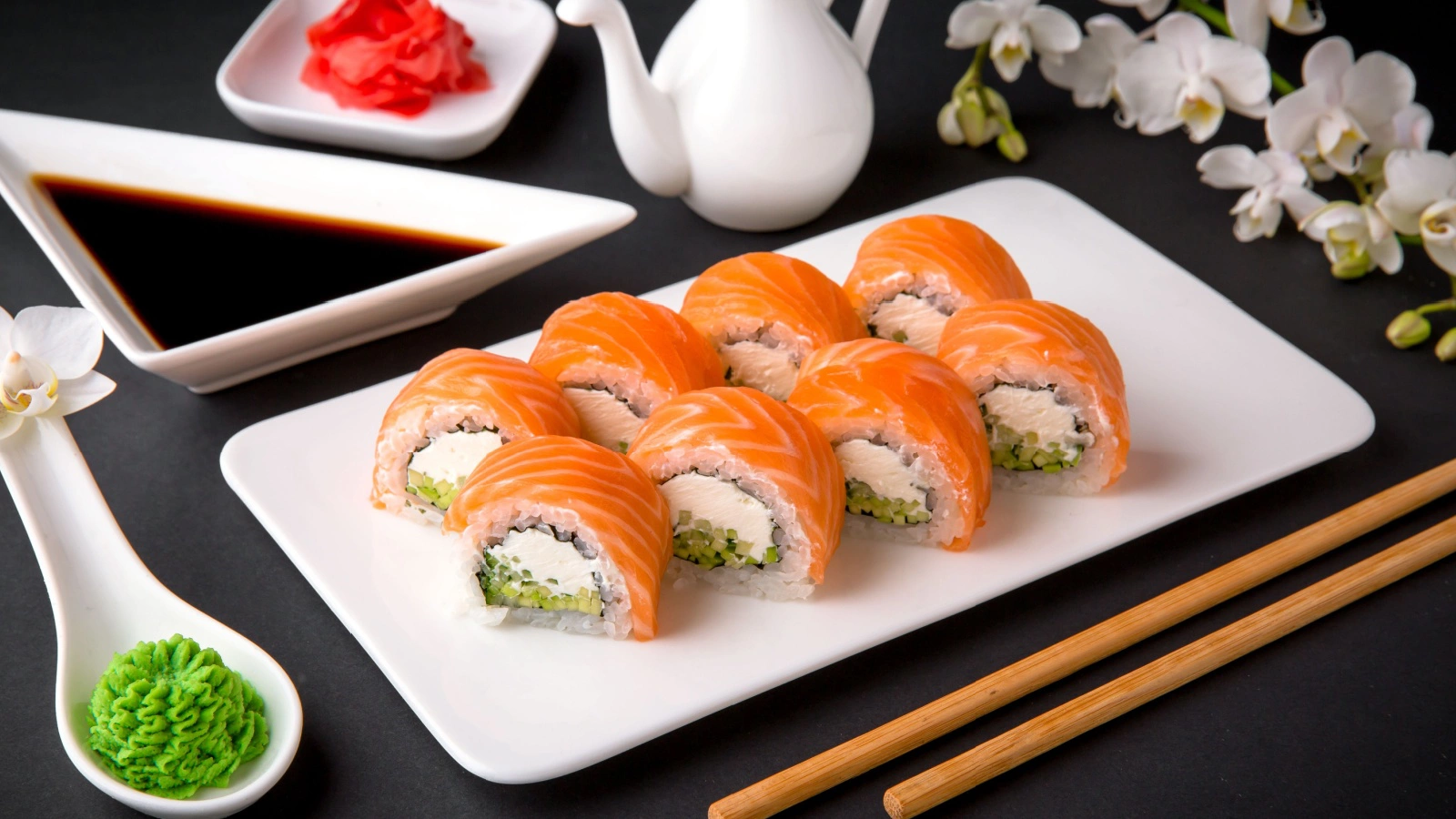 Подавайте ленивые роллы с соевым соусом, васаби и маринованным имбирем