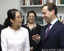 Д.Медведев рассказал китайским студентам, зачем чиновникам девайсы