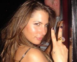 Порнозвезда спалила волосы во время "горячей" съемки для Playboy 