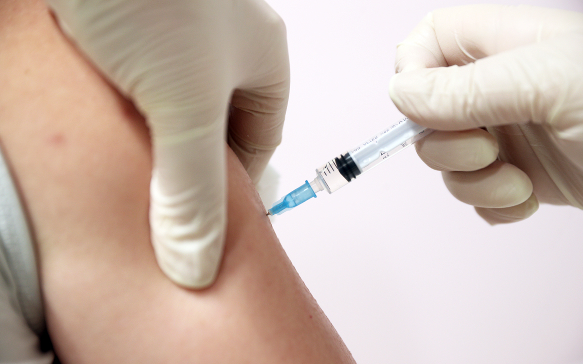 Власти ЕАО сообщили, что желавшие уволиться медики записались на прививку