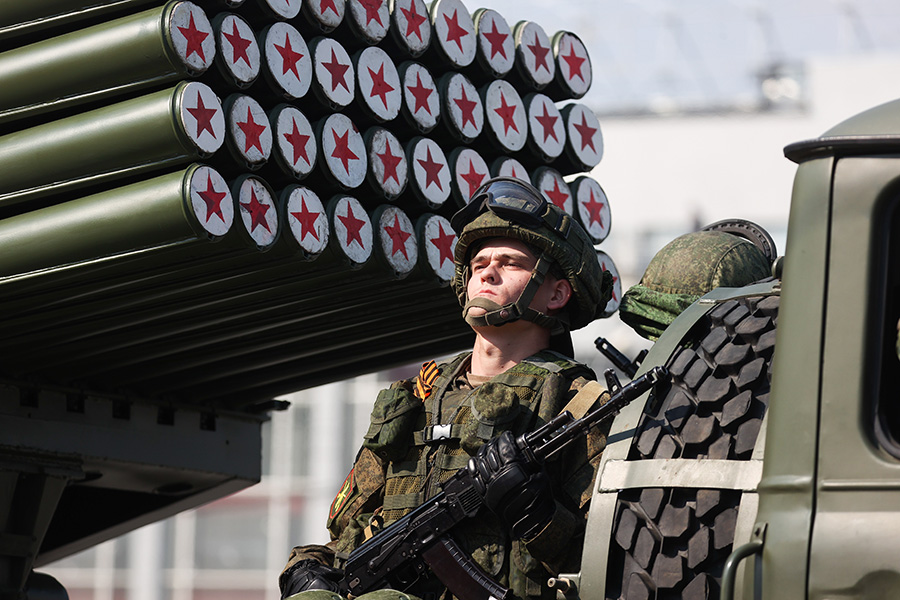 На фото:  военнослужащий во время парада в Новосибирске