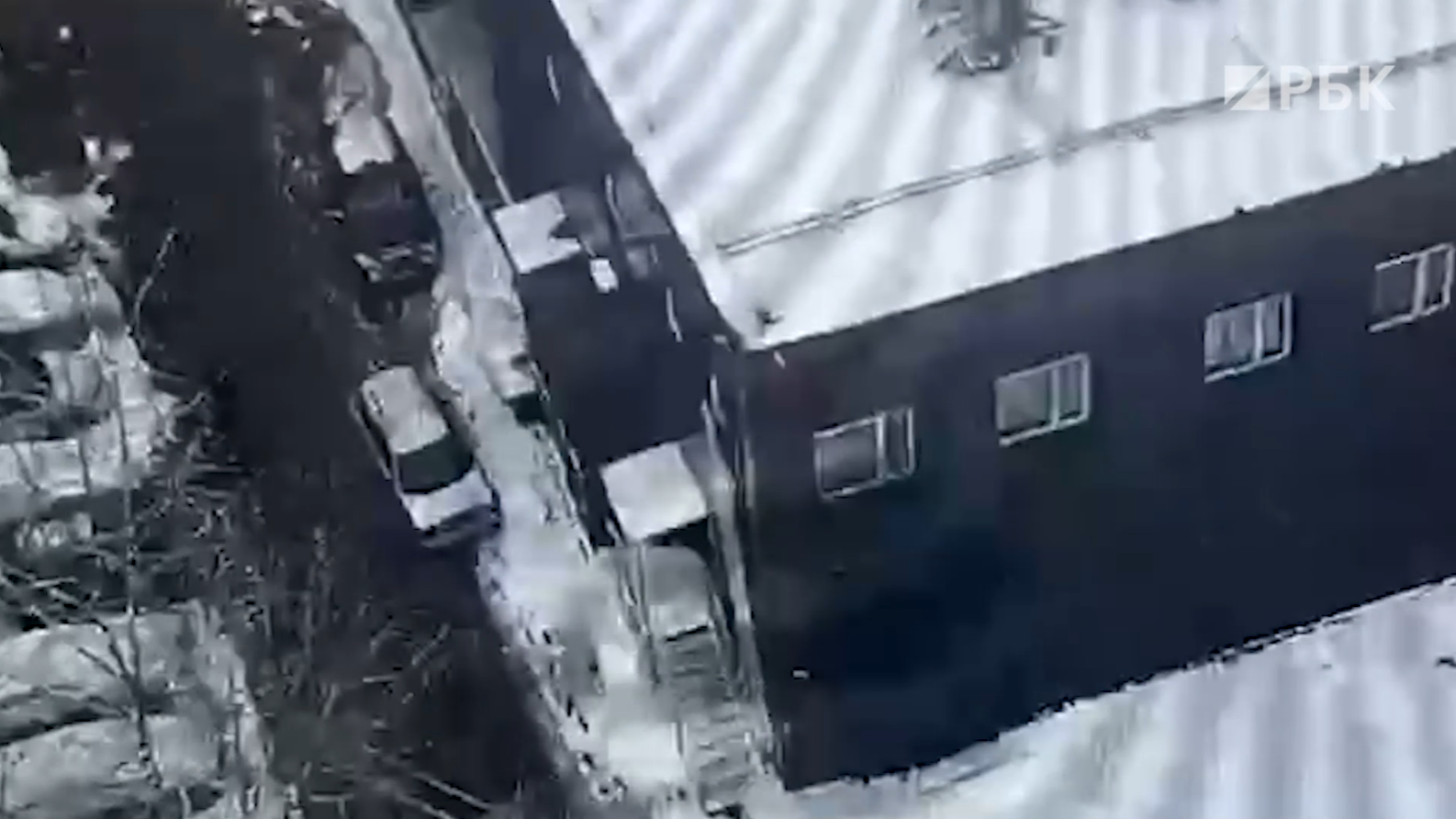 Житель Москвы пострадал из-за падения ледяной глыбы. Видео