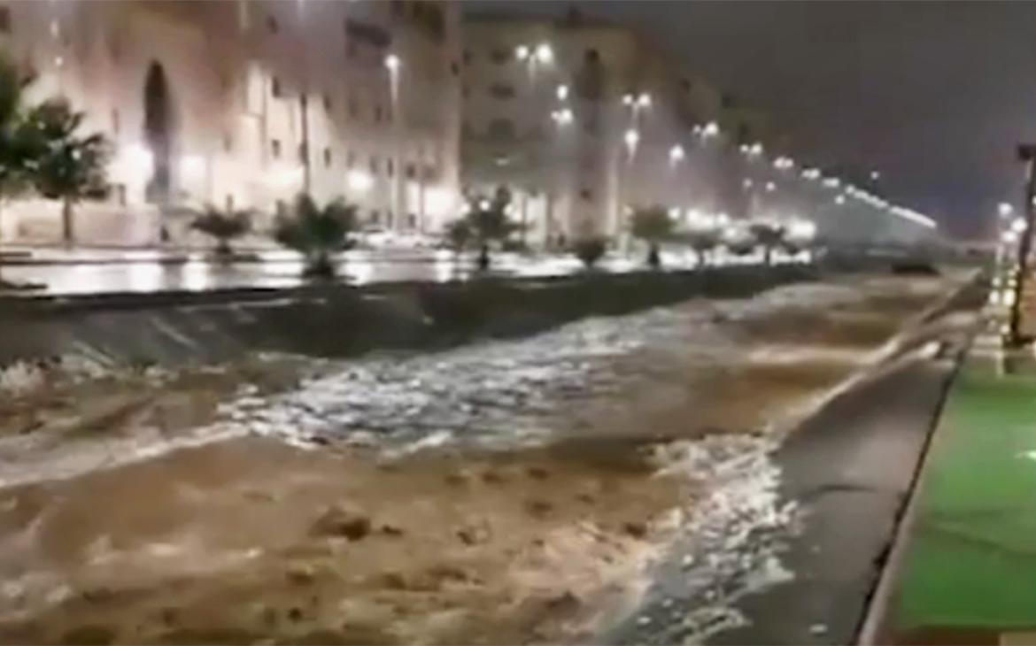 Наводнение в Саудовской Аравии. Видео