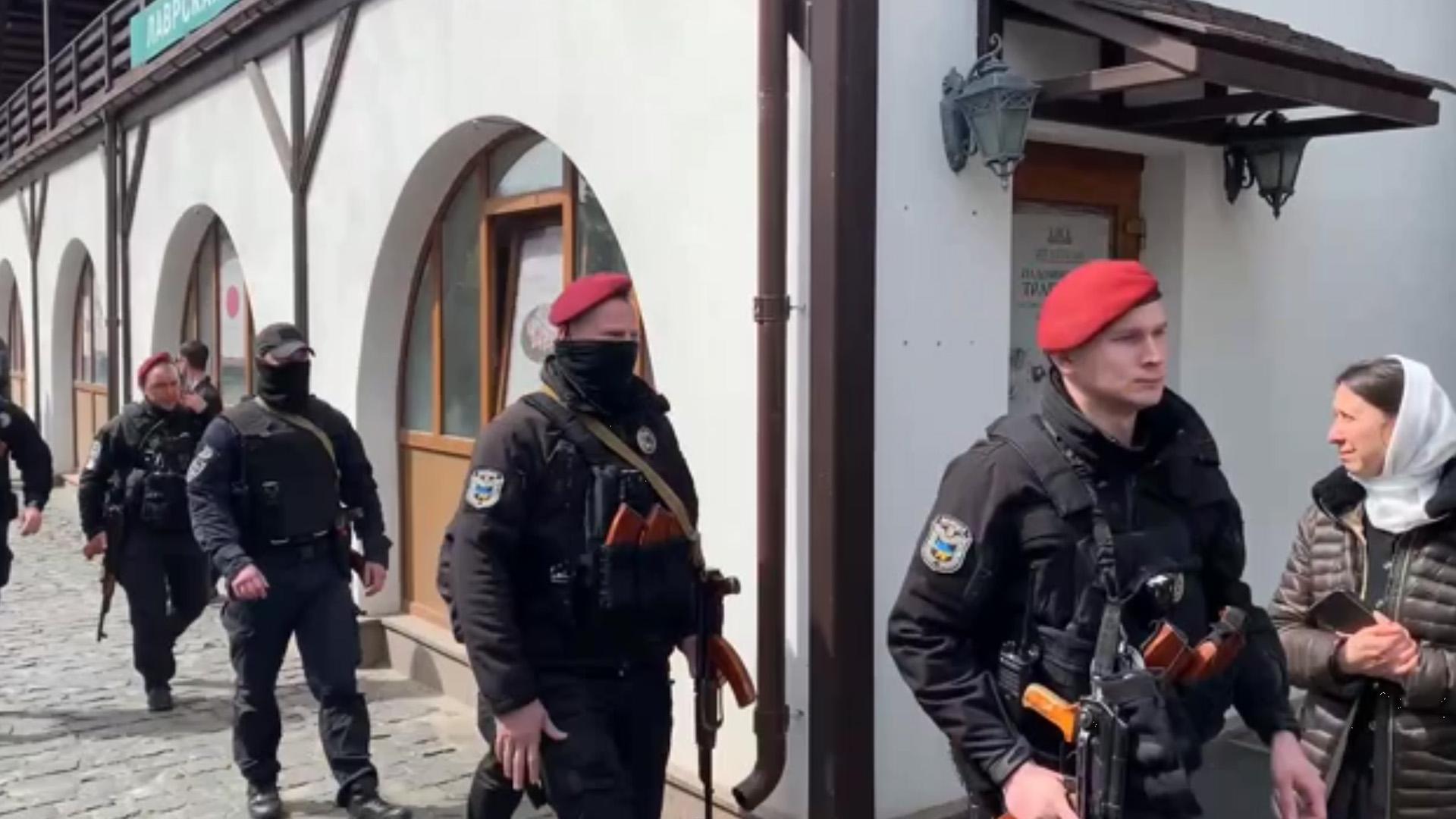 Сотрудники полиции зашли на территорию Киево-Печерской лавры. Видео
