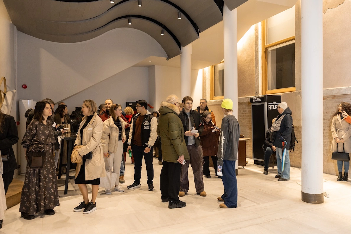 В фойе кинотеатра Atlas