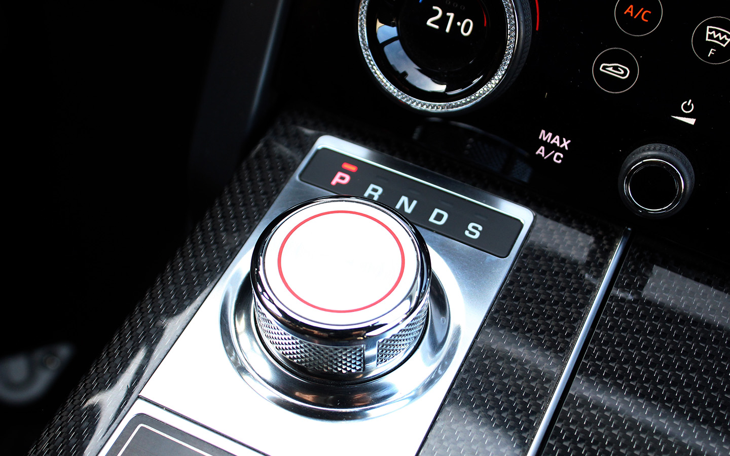 Перед постановкой трансмиссии автомобиля в положение P, необходимо, удерживая тормоз, взвести &laquo;ручник&raquo;&nbsp;&mdash; на парковке может быть небольшой уклон