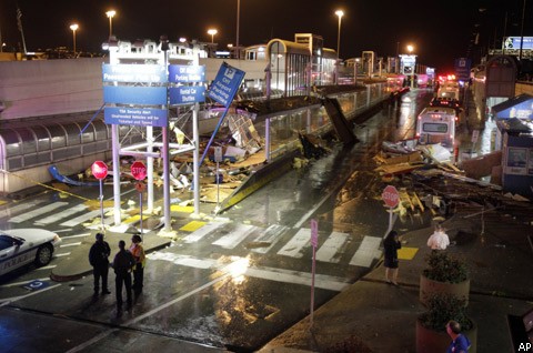 Торнадо частично обрушил аэропорт американского Сент-Луиса