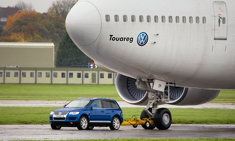 Volkswagen Touareg протащил Boeing 747 весом 155 тонн