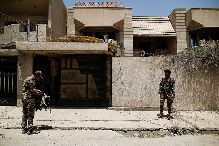 Солдат иракской армии стоит у дома в&nbsp;Мосуле, который, как&nbsp;оказалось, использовался террористами в&nbsp;качестве&nbsp;тюрьмы
