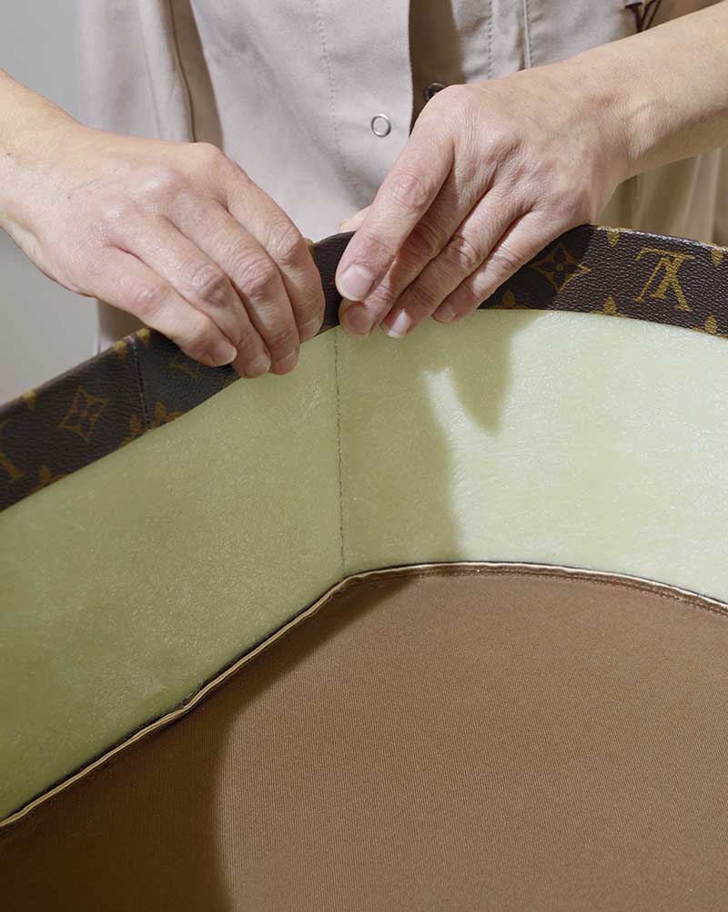 Процесс создания сундуков Louis Vuitton