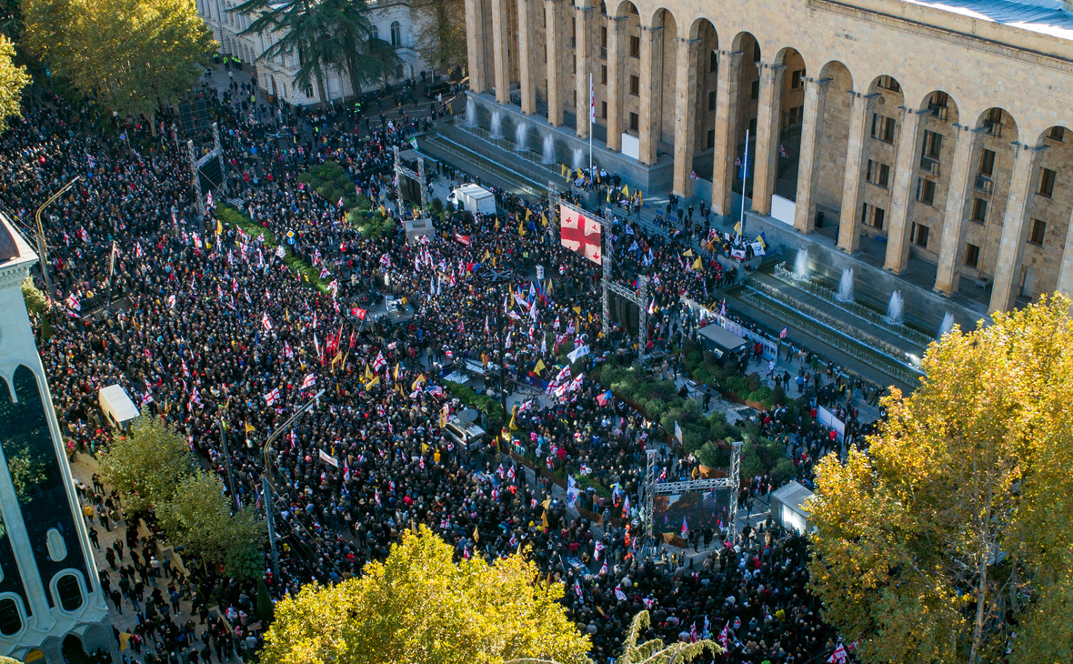 Участники митинга сторонников оппозиционных партий для опротестования итогов выборов на проспекте Руставели у здания парламента