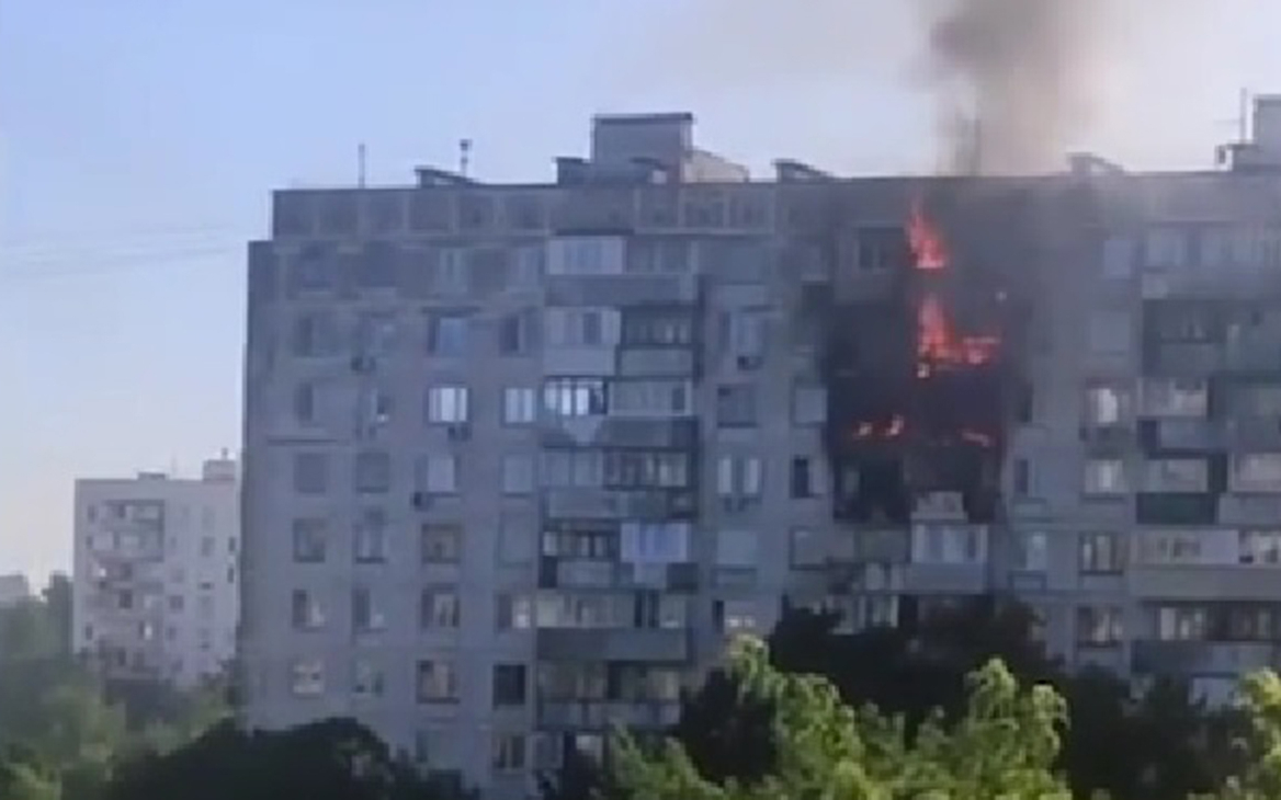 В сипайлово горит сейчас. Пожар в Москве сейчас на Юго-западе Москвы в многоэтажном доме. Пожары в жилых домах. Многоэтажки. Пожар в Москве 2022.