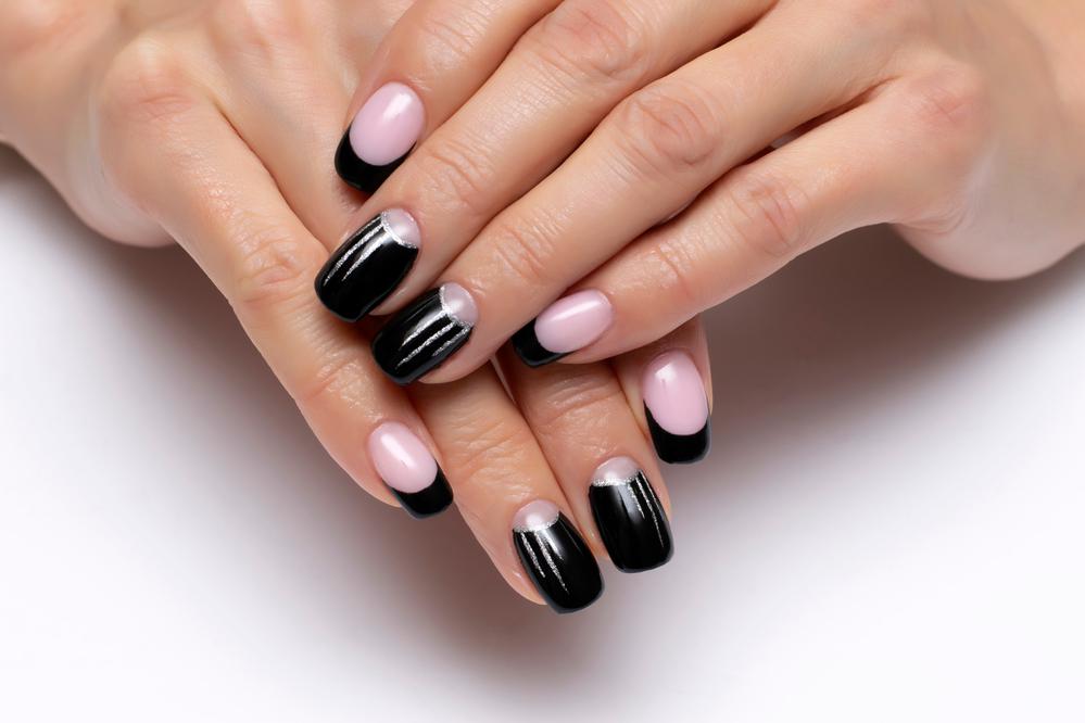 Черный цвет &mdash; универсальная классика и особенно эффектно смотрится на длинных ногтях