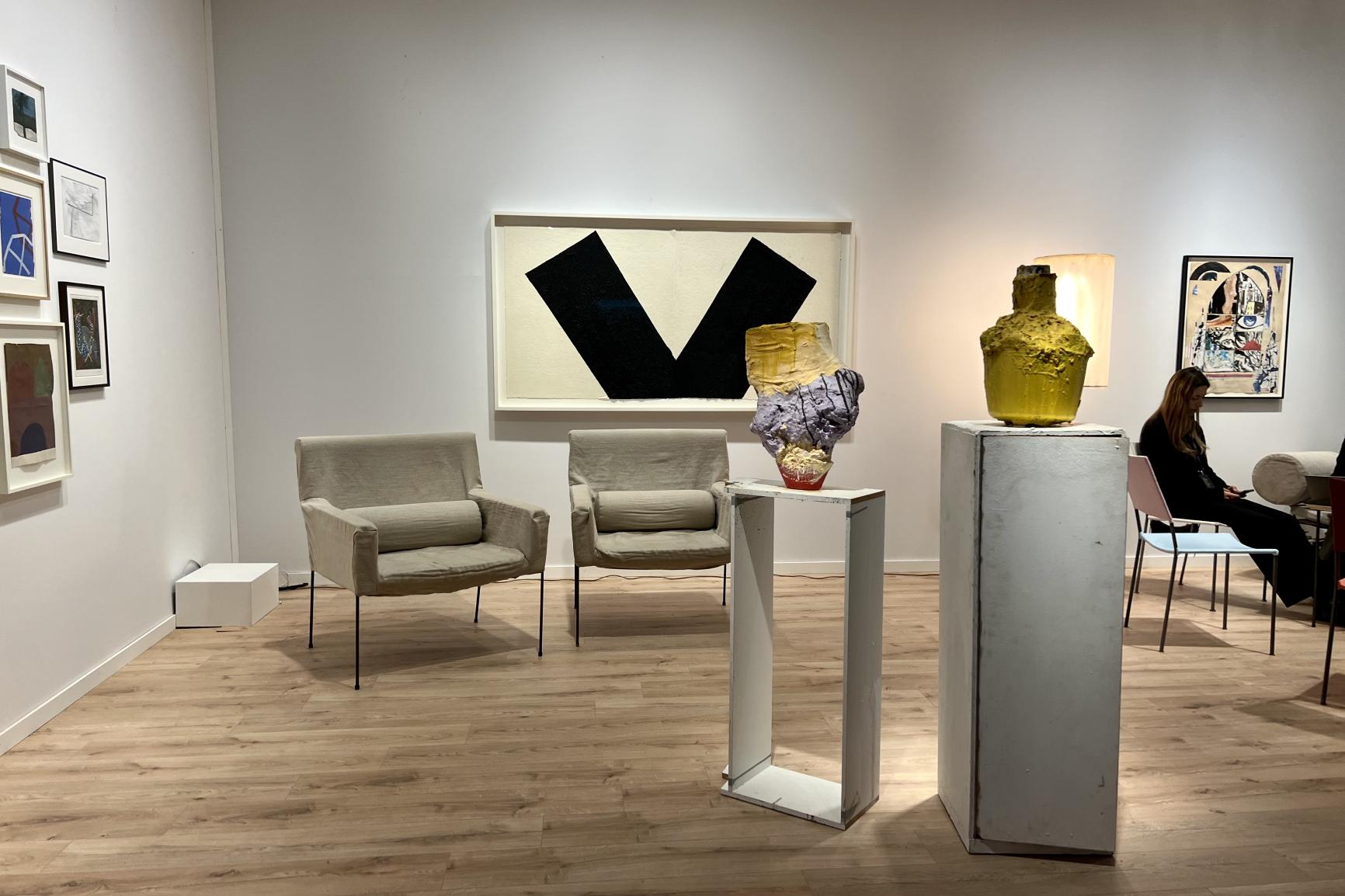 Вид экспозиции галереи David Zwirner Кресла Франца Уэста, работа на бумаге Ричарда Серра