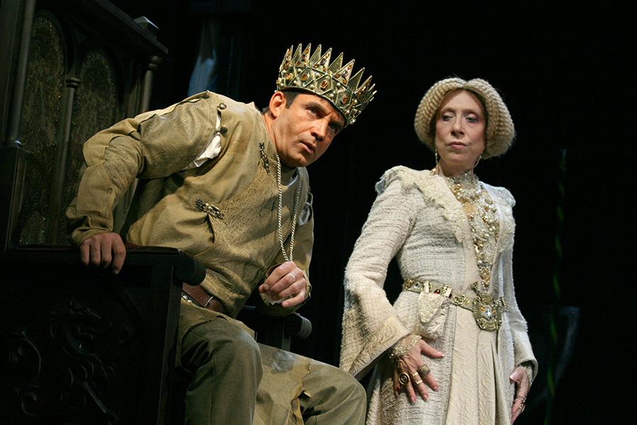 Дмитрий Певцов и Инна Чурикова в спектакле &laquo;Аквитанская львица&raquo; в театре &laquo;Ленком&raquo;