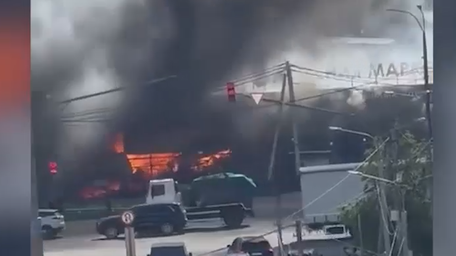 В подмосковном Солнечногорске загорелся строительный рынок