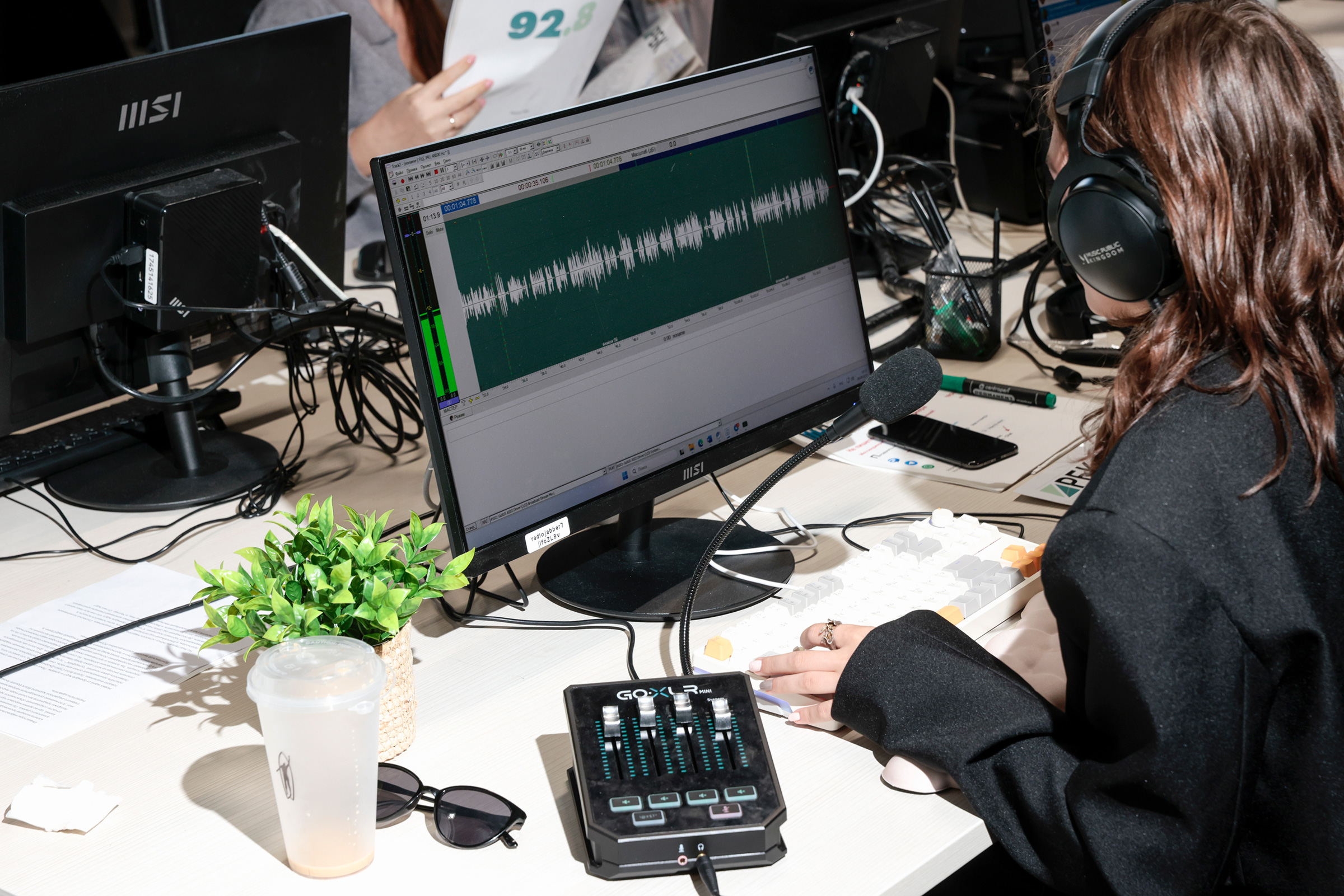 Сигнал доставляется по часовым поясам, по всей территории FM-вещания эфир привязан к местному времени.