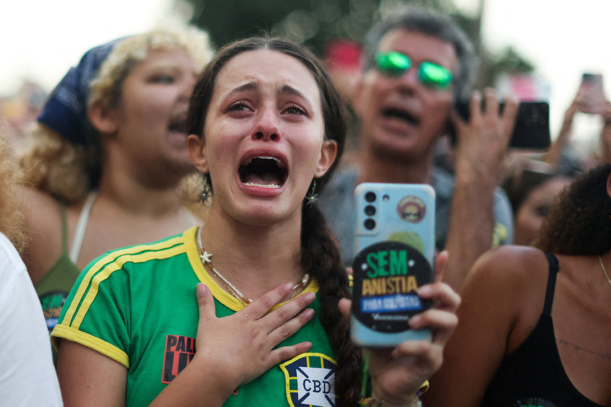 В феврале 2025-го Генпрокуратура обвинила Болсонару в попытке государственного переворота в 2022 году. В заявлении ведомства говорилось, что экс-президент знал о плане покушения на убийство Лулы да Силвы, а также вице-президента Жералду Алкмина в декабре 2022 года.

12 сентября Болсонару приговорили к 27 годам и трем месяцам лишения свободы. Сейчас он находится под домашним арестом.