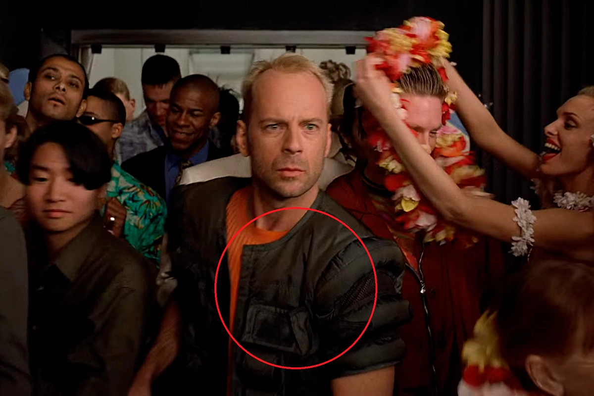 В зал прилета выходит уже в ветровке, кадр из фильма «Пятый элемент»