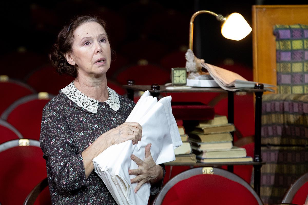 Актриса Евгения Симонова во время предпремьерного показа спектакля «Московский хор» на сцене Московского академического театра имени Владимира Маяковского, 2019 год