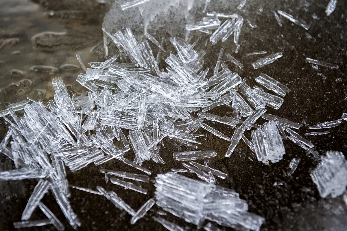 Кристаллы могут приобретать разнообразные формы: нитевидные, многогранные или игольчатые