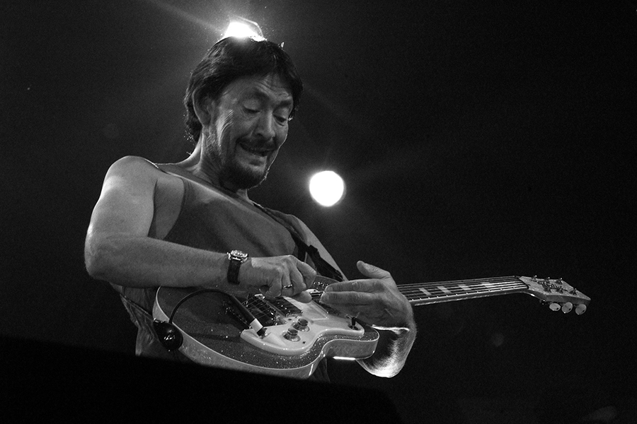 Британский певец и автор песен родился в 1951 году в семье итальянца и ирландки. Ри в возрасте 22 лет присоединился к первой группе &mdash; Magdalene, вскоре перешел в Beautiful Losers, и уже в 1974 году выпустил личный дебютный сингл So Much Love. Успех пришел к Ри, когда в 1978 году его песня Fool (If You Think It&rsquo;s Over)&nbsp;поднялась на 12-е место в американском чарте, а сам Ри был номинирован на &laquo;Грэмми&raquo;. Пик популярности музыканта пришелся на вторую половину 1980-х.

В песнях Ри часто фигурируют машины и дорога. Сам певец любил автоспорт и даже работал в качестве механика в команде &laquo;Джордан&raquo; во время сезона &laquo;Формулы-1&raquo; 1995 года.

За жизнь он выпустил 25 студийных альбомов. Песни Ри были на стыке поп-музыки, блюза, соула и софт-рока. Среди хитов Ри Looking for the Summer, The Road to Hell, а также рождественская песня Driving Home For Christmas, которая сначала вышла почти незамеченной, а с 2007 года стала каждый год появляться в британских чартах в преддверии праздника. Всего Ри продал более 30 млн альбомов.

Ри умер 22 декабря в возрасте 74 лет. Музыкант скончался в больнице после непродолжительной болезни. При жизни Ри страдал от язвы желудка, рака поджелудочной железы и диабета, а также пережил инсульт.

Читать больше