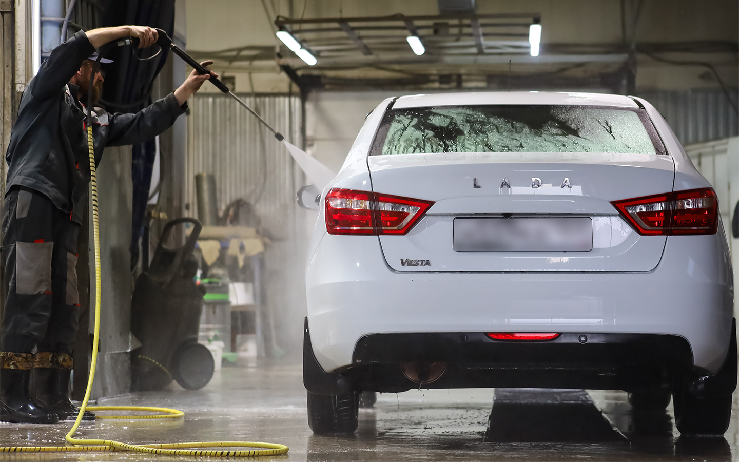 Качественная система обратного осмоса почти полностью удаляет соли и примеси, поэтому после ополаскивания на кузове не остаются разводы и белый налет