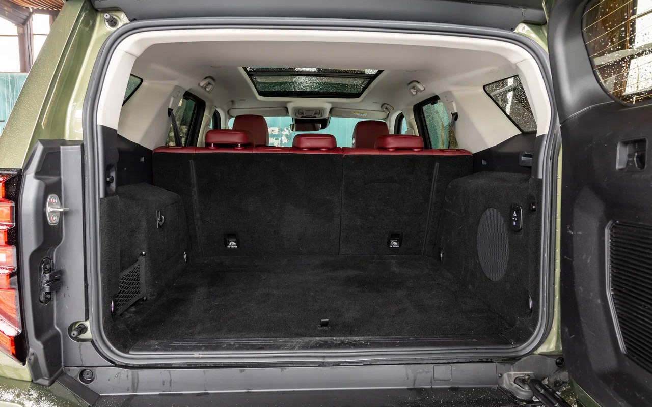 В стандартной конфигурации &laquo;трюм&raquo; модели&nbsp;Tank 400 большой и вместительный &mdash; на&nbsp;566 л, но шторку нужно докупать отдельно