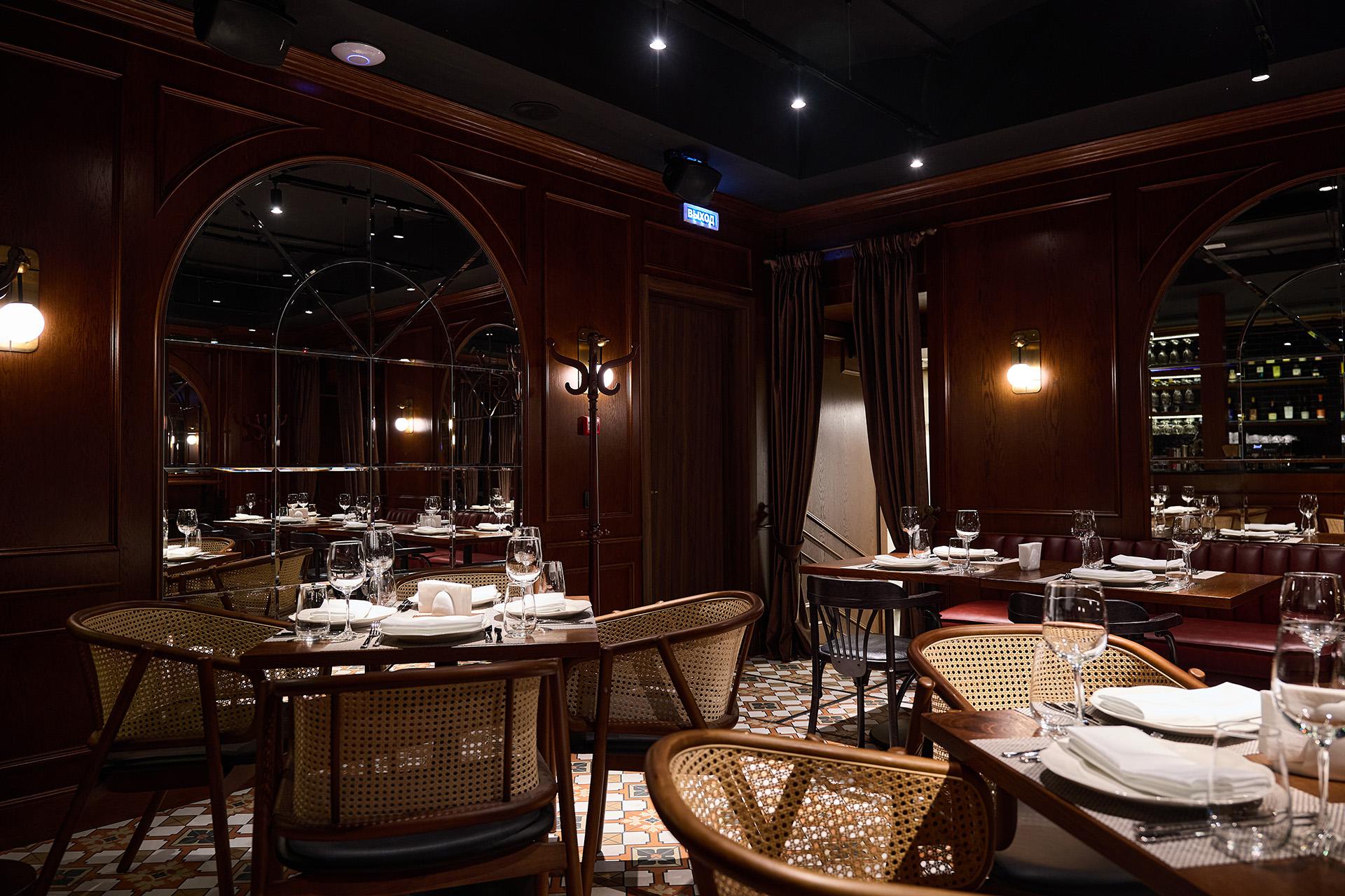 Интерьер ресторана &laquo;Артист&raquo;