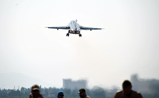 Фронтовой бомбардировщик Су-24 Воздушно-космических сил РФ взлетает с&nbsp;авиабазы Хмеймим&nbsp;в&nbsp;сирийской провинции Латакия