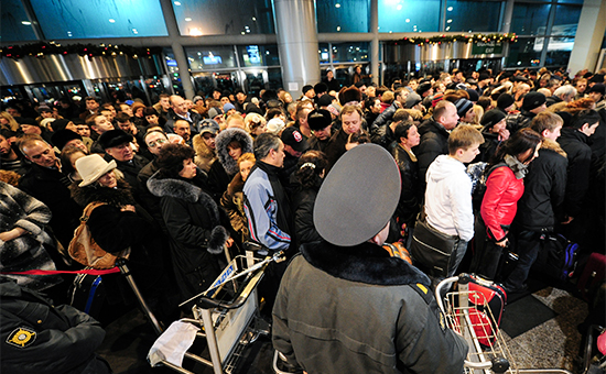 Пассажиры в&nbsp;аэропорту Домодедово,&nbsp;24 января 2011 года
