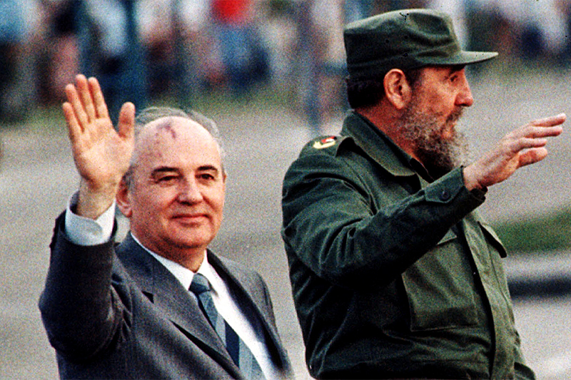 Начавшуюся в&nbsp;СССР перестройку Кастро характеризовал как&nbsp;&laquo;противостоящую принципам социализма&raquo;, а&nbsp;после&nbsp;того, как&nbsp;Союз распался, сотрудничество России и&nbsp;Кубы пошло на&nbsp;спад. В 1991&ndash;1995 годах внешнеторговый оборот между&nbsp;Россией и&nbsp;Кубой сократился почти в шесть&nbsp;раз. Куба, оставшаяся без&nbsp;главного экономического союзника, погрузилась в&nbsp;кризис.

На фото: Фидель Кастро с&nbsp;президентом СССР Михаилом Горбачевым во&nbsp;время визита советского лидера в&nbsp;Гавану в&nbsp;апреле 1989 года
