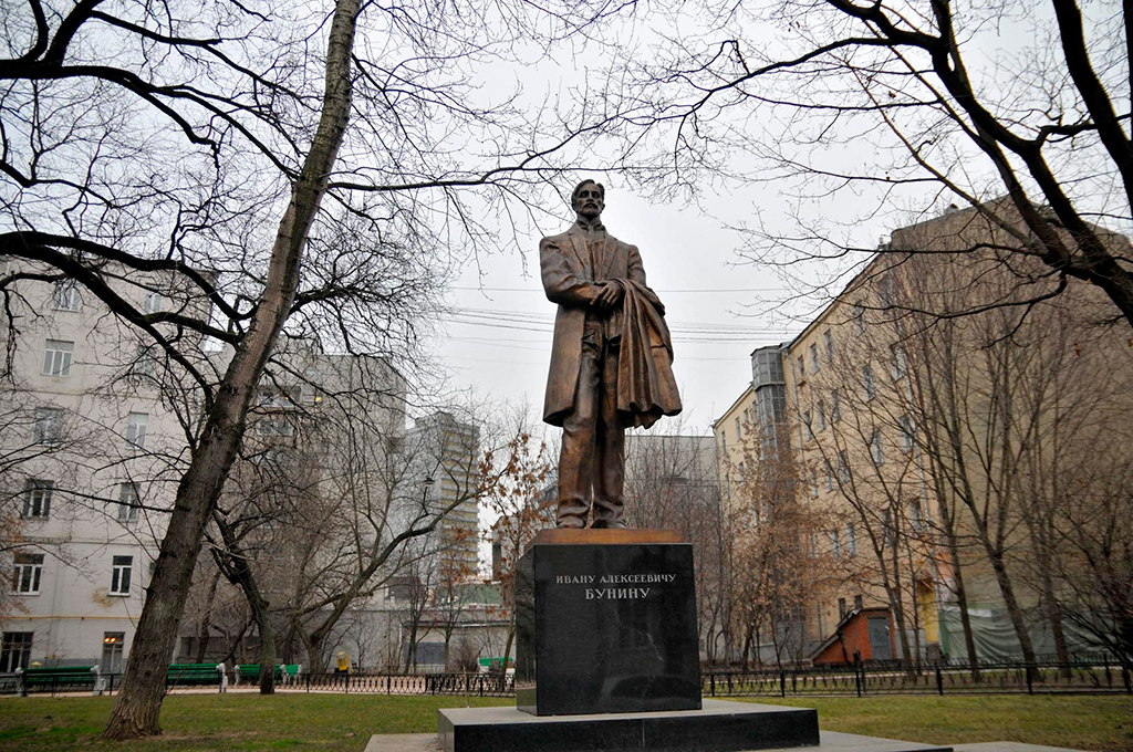 Памятник И. А. Бунину на Поварской улице