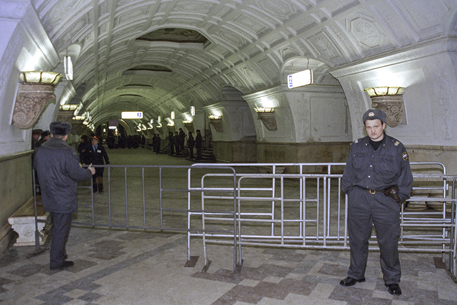 5 февраля 2001 года&nbsp;на станции &laquo;Белорусская-кольцевая&raquo; в&nbsp;Москве сработало взрывное устройство мощностью около&nbsp;300&nbsp;г. Бомба была заложена под&nbsp;мраморную скамью на платформе. Пострадали 20 человек, в&nbsp;том числе двое детей.
